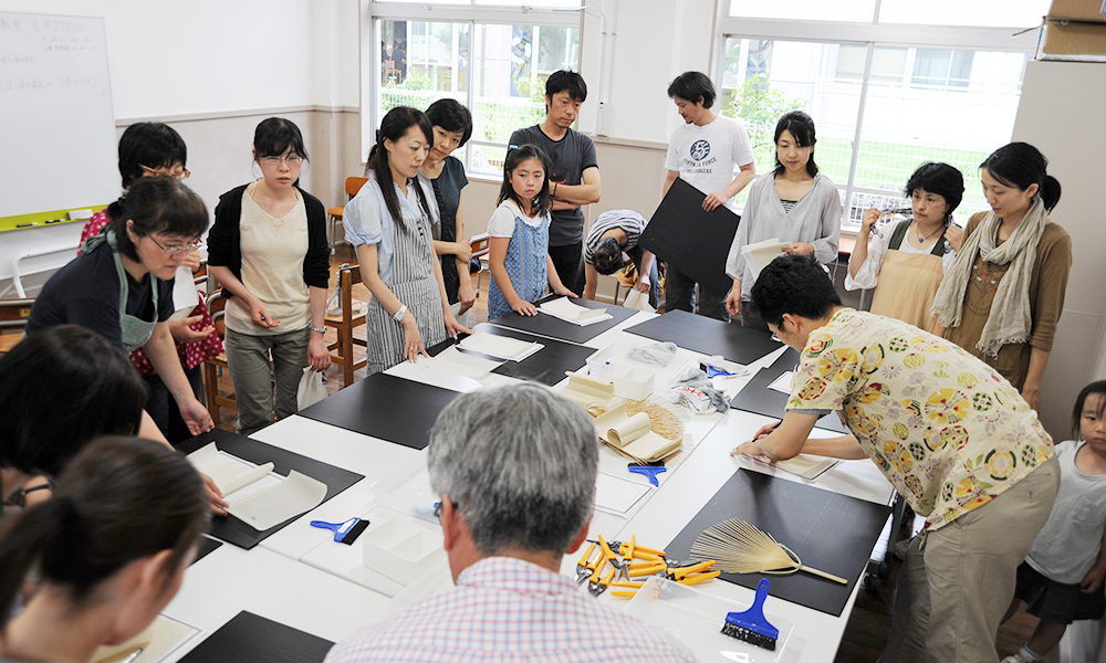 山形まなび館・MONO SCHOOL　月山和紙のうちわづくり　ワークショップ