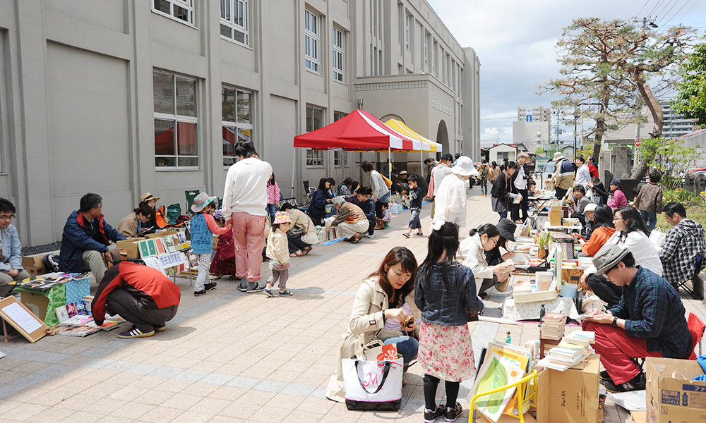 山形まなび館・MONO SCHOOL　一箱古本市